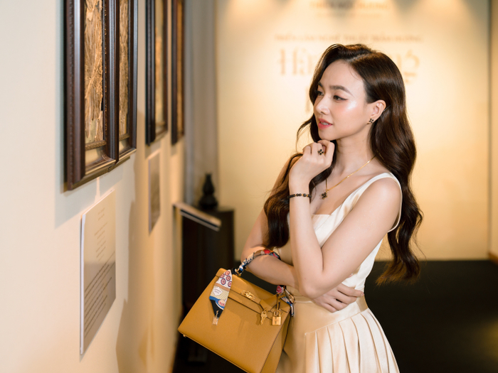 Đinh Ngọc Diệp diện trang sức trầm hương Aura Collection tham dự sự kiện Triển Lãm Nghệ Thuật Trầm Hương Hào Quang Di Sản