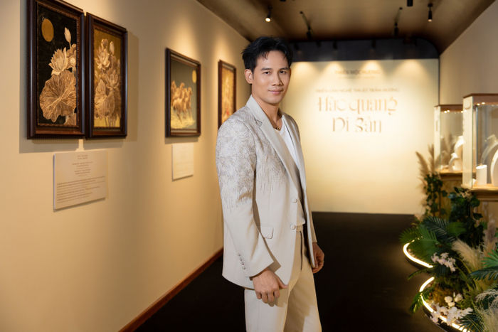 Thanh Thức diện trang phục thanh lịch đến tham dự sự kiện Triển Lãm Nghệ Thuật Trầm Hương Hào Quang Di Sản