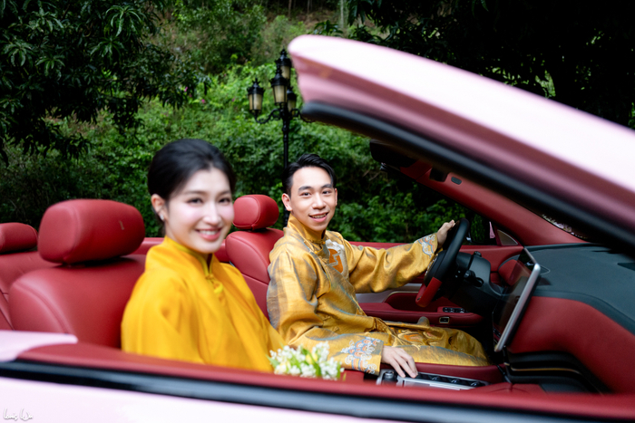 Chú rể Minh Hoàng đón cô dâu Phương Nhi tới lễ hằng thuận trên chiếc VF 9 mui trần được chế tác riêng.&nbsp;