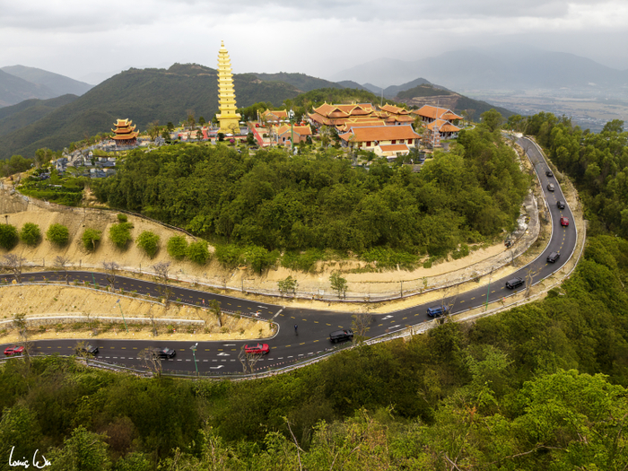 Ngoài Lạc Hồng 900 LX, dàn xe đưa dâu còn có nhiều mẫu xe cao cấp như VF 8, VF 9. Những chiếc xe điện VinFast nối dài đã tạo nên khoảnh khắc đáng nhớ trong ngày trọng đại.