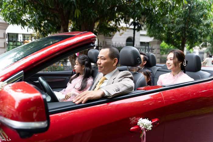 Dẫn đầu đoàn đón dâu là tỷ phú Phạm Nhật Vượng. Ông đích thân lái chiếc xe VF 8 mui trần màu đỏ chở các con và các cháu tới xin dâu. Trên xe không có bà Phạm Thu Hương, bởi theo phong tục miền Bắc mẹ chồng kiêng ra mặt đón dâu.