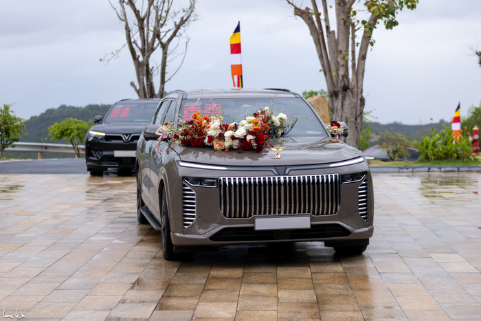 Toàn bộ xe đưa đón tại đám cưới và lễ hằng thuận đều là xe điện VinFast, trong đó dẫn đầu đoàn là Lạc Hồng 900 LX - dòng xe siêu sang khẳng định năng lực làm chủ công nghệ tầm cỡ thế giới của VinFast.