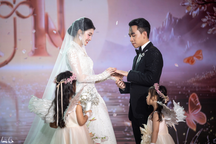 Cặp đôi trao nhẫn cưới nguyện ước bên nhau trọn đời trong sự chúc phúc của mọi người.&nbsp;