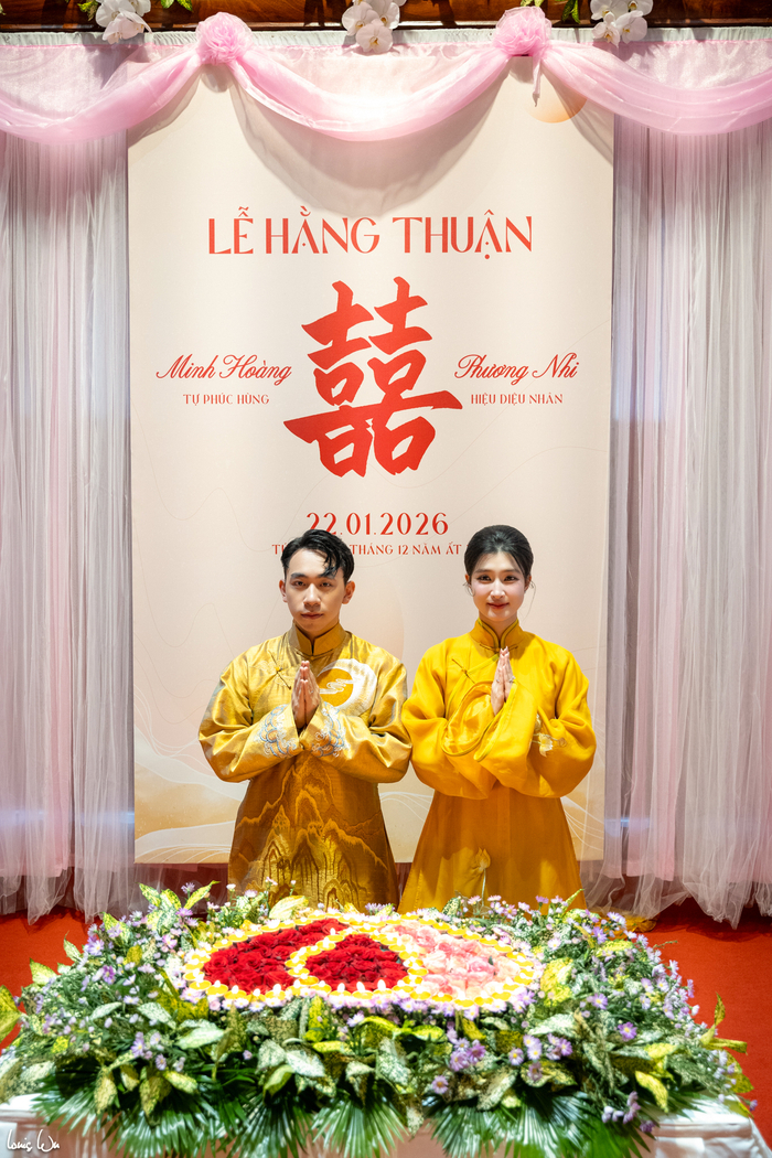 Chú rể và cô dâu mặc cổ phục Việt màu vàng đặc trưng của Phật giáo kính cẩn làm lễ hằng thuận ở chùa Trúc Lâm Phụng Thùy Sơn trên núi Chín Khúc (Khánh Hoà), phía sau là bố mẹ cô dâu cùng chứng kiến khoảnh khắc thiêng liêng của con gái.