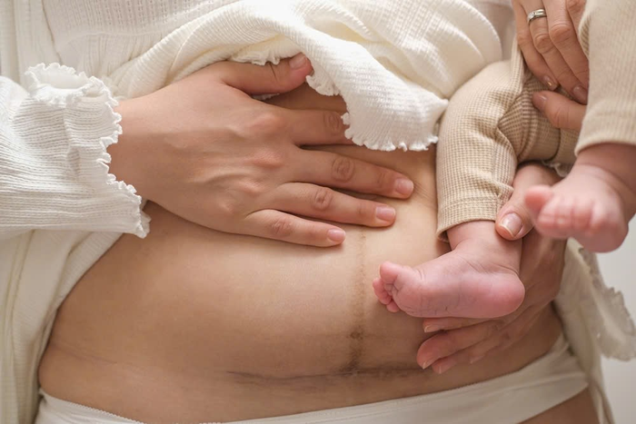 Vẻ đẹp của người phụ nữ khi làm mẹ luôn mang theo yêu thương và sự trưởng thành (Nguồn: Philocaly)