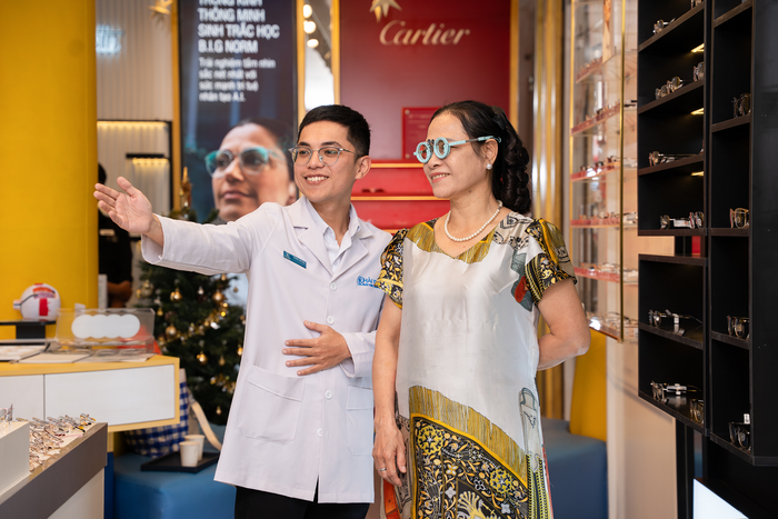 Đội ngũ chuyên gia tại Hải Triều luôn đồng hành để giúp khách hàng lựa chọn cặp kính đa tròng phù hợp