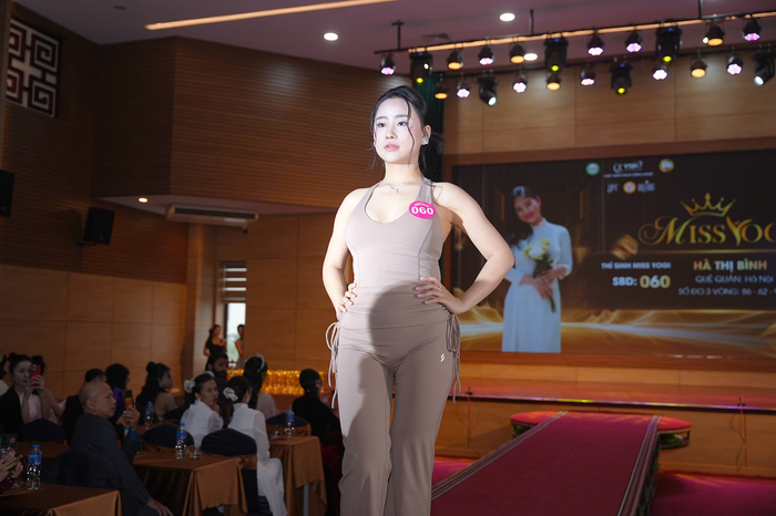 Miss Hà Thị Bình – Tự tin catwalk phần thi trang phục yoga