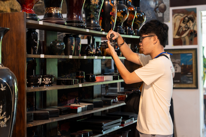 Sinh viên khảo sát tình hình thực tế tại làng nghề sơn mài Định Hòa (Bình Dương)