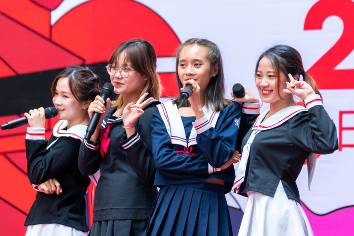 Sinh viên trình diễn văn nghệ trong Lễ hội Văn hóa Nhật Bản