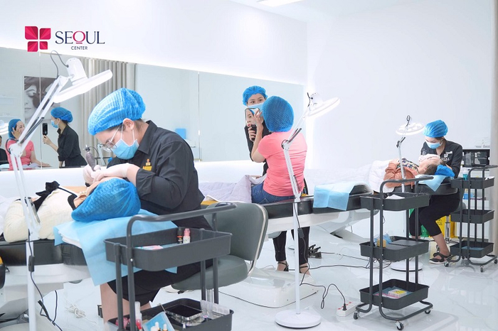 Phun mày chạm hạt được thực hiện theo quy trình chuẩn y khoa với công nghệ hiện đại