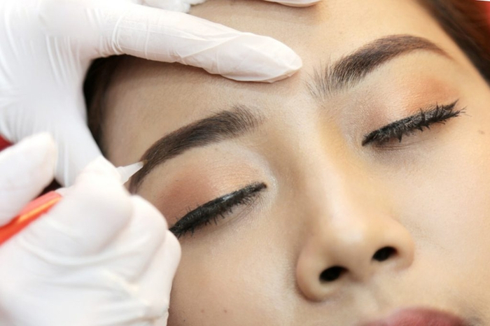 Kỹ thuật phun mày chạm hạt khá tiên tiến, tỉ mỉ và cần người có chuyên môn cao thực hiện