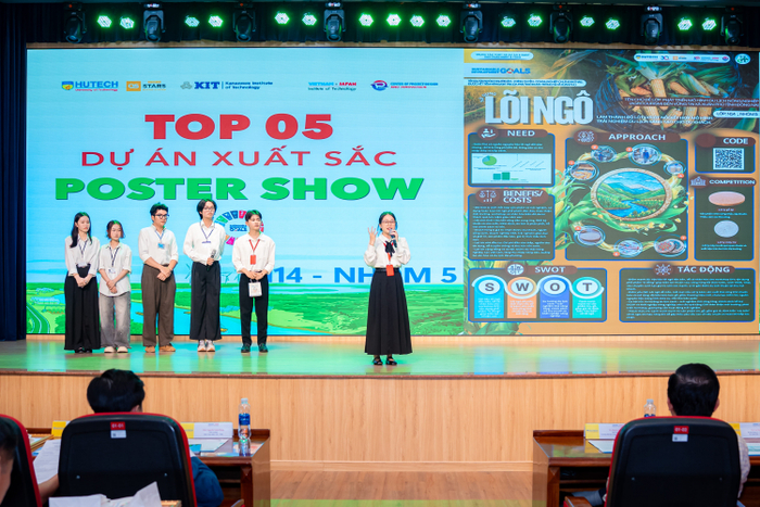 Sinh viên tự tin trình bày dự án trước lãnh đạo địa phương và đại diện doanh nghiệp