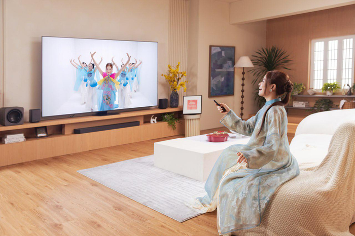 Hoàng Thuỳ Linh gia nhập đường đua nhạc Tết, chỉ một MV tóm tắt cả 30 năm thanh xuân Ảnh 2