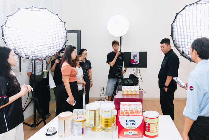 Khách mời khám phá không gian Melive Livestream Factory.