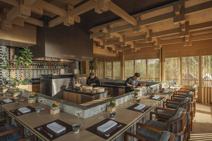 NAYUU mang đến trải nghiệm omakase tinh tế, nơi những nguyên liệu theo mùa được chế biến trực tiếp tại quầy theo phong cách ẩm thực Nhật