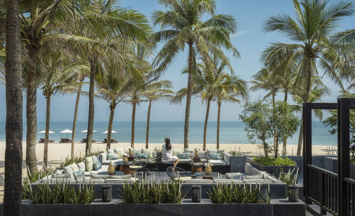 Sol & Sao là điểm hẹn bên biển, nơi du khách có thể thưởng thức cocktail, tapas Việt Nam và ngắm bầu trời đêm trong không gian thư thái.