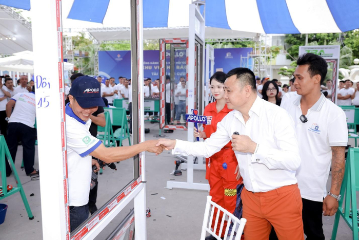 Sự xuất hiện của NSND Tự Long góp phần đưa câu chuyện về tay nghề và niềm tự hào nghề nghiệp đến gần hơn với cộng đồng tham dự. (Ảnh: Apollo Silicone)