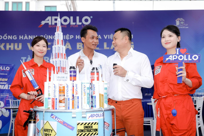 NSND Tự Long giao lưu cùng cộng đồng thợ tại khu trải nghiệm Apollo Silicone trong khuôn khổ sự kiện ngành cửa tại Bắc Ninh. (Ảnh: Apollo Silicone)