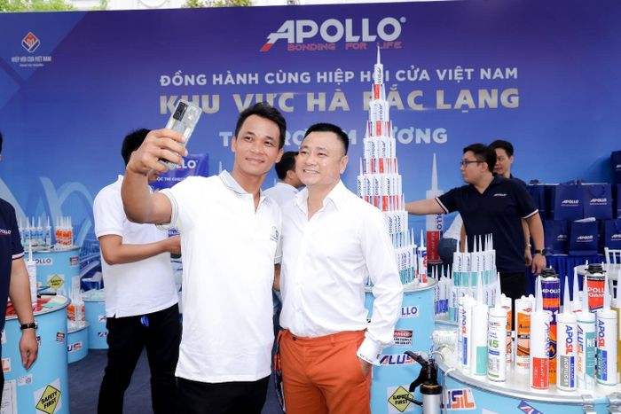 NSND Tự Long trực tiếp theo dõi và trải nghiệm các hoạt động tại khu trưng bày Apollo Silicone. (Ảnh: Apollo Silicone)