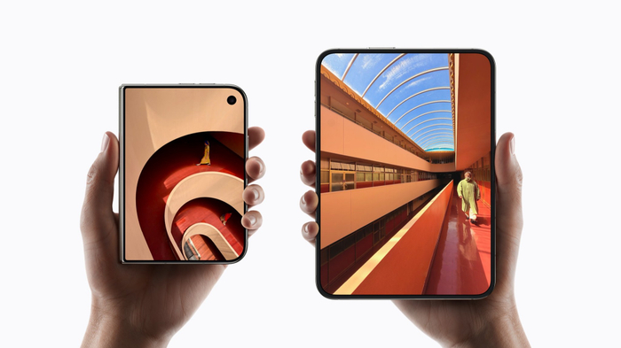 iPhone Duo khi gập lại và khi mở ra. Ảnh: Apple
