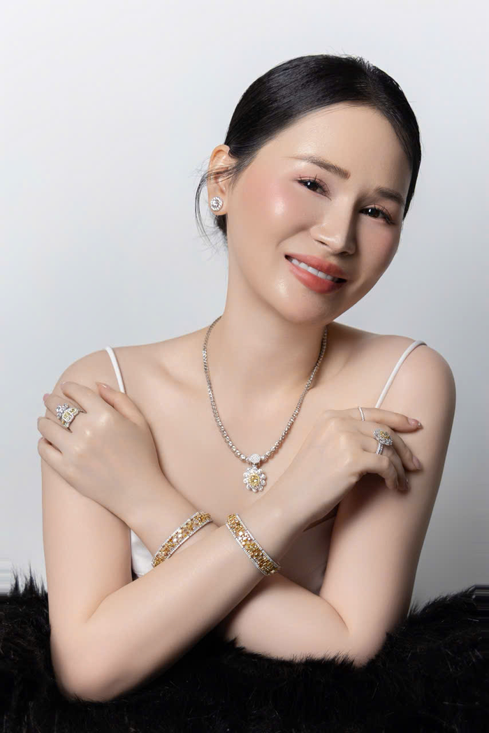 Bộ trang sức do NTK Nguyễn Hoàng Yến thiết kế.