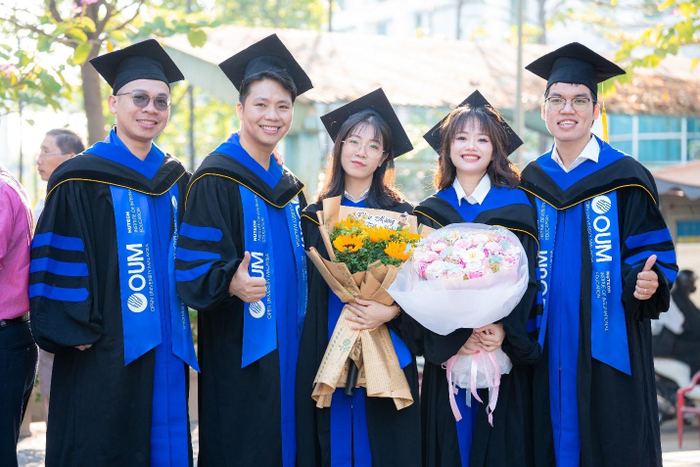 Học viên nhận bằng Thạc sĩ quốc tế do Đại học Mở Malaysia cấp