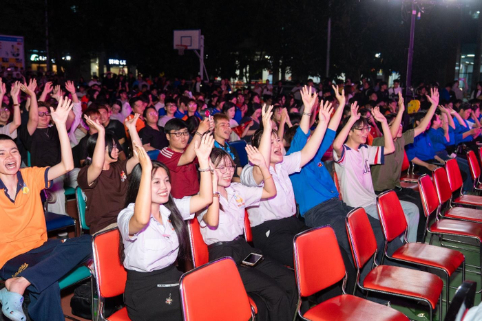 Hàng nghìn sinh viên hòa mình vào không khí sôi động tại Đêm hội văn hóa