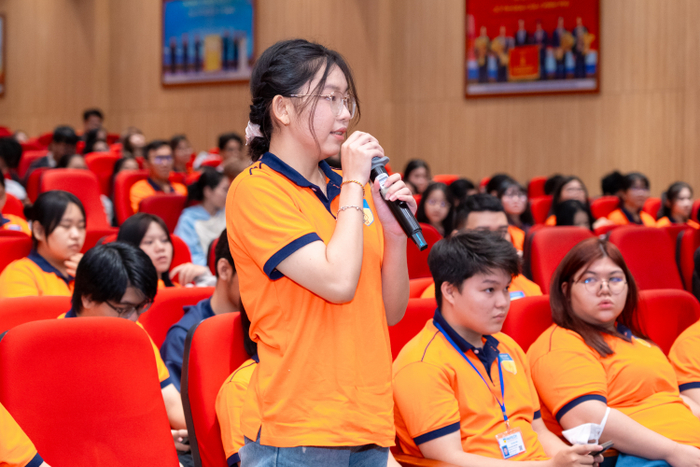 Trao đổi cùng chuyên gia giúp sinh viên kết nối kiến thức chuyên ngành với yêu cầu công việc thực tế