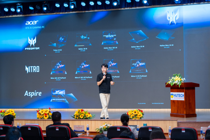 Ông Hoàng Nam Cao hướng dẫn sinh viên chọn máy tính theo nhu cầu thực tế, hiệu năng và tính cơ động.