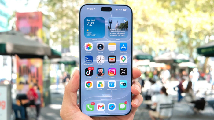 Người đang dùng iPhone đời cũ đã chai pin có thể cân nhắc lên đời sớm. Ảnh minh hoạ