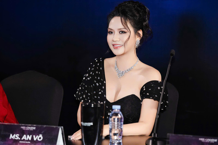 Nữ doanh nhân thu hút nhiều sự chú ý với phong cách thời trang thanh lịch và sang trọng
