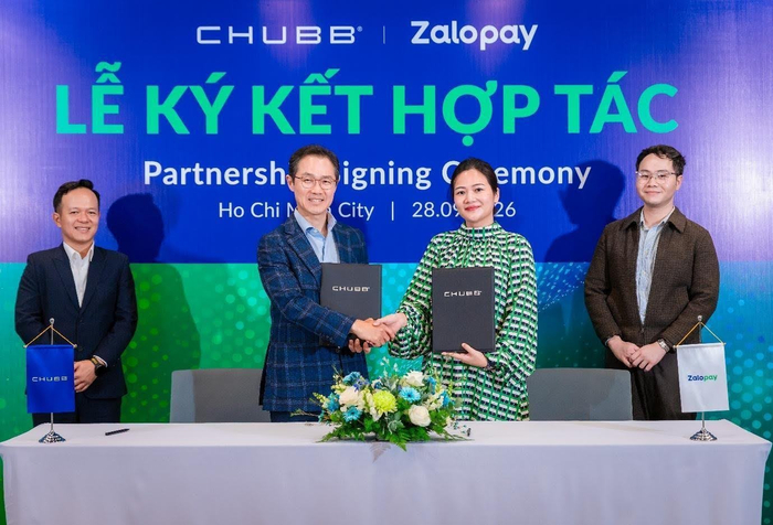 Khoảnh khắc đại diện Chubb Life Việt Nam và Zalopay trao thỏa thuận hợp tác, chính thức mở ra hành trình phân phối “Nhà Mình An” trên nền tảng Zalopay.&nbsp;