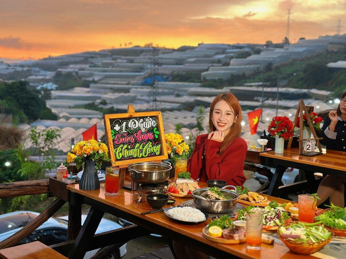 Bàn BBQ trong ánh chiều cuối ngày (Ảnh: Tiệm Nướng Trạm Dừng Chill)