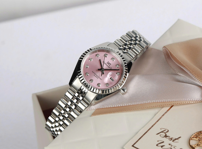 Đồng hồ Diamond D DM1014S-02 - Sắc hồng thanh lịch tôn lên nét ngọt ngào, rạng rỡ trong từng khoảnh khắc.