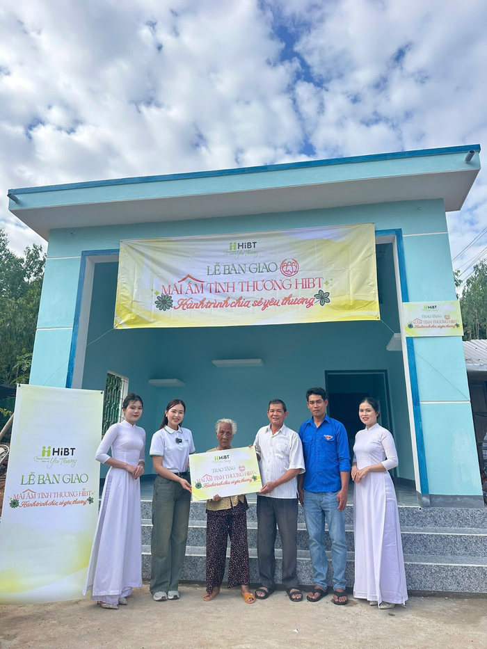 HiBT bàn giao nhà mới cho cụ Phượng, tái thiết lại cuộc sống sau thiên tai.