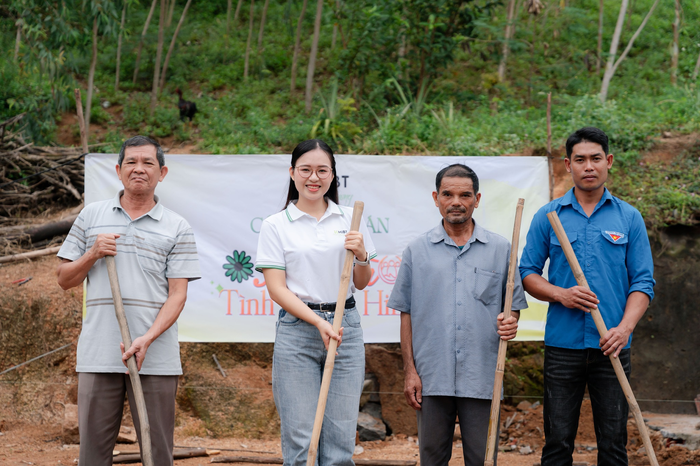 HiBT khởi công xây dựng nhà mới cho cụ Phượng, được sự hỗ trợ của chính quyền địa phương và đội tình nguyện.