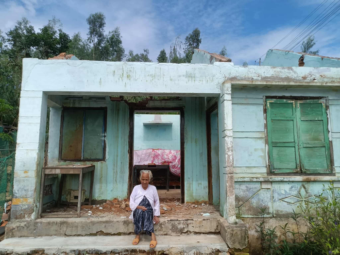 Hoàn cảnh của cụ Dương Thị Phượng (80 tuổi) nhận về nhiều sự thương cảm, mất hoàn toàn căn nhà sau thiên tai.