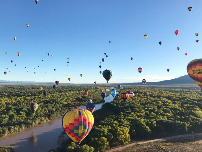 Hàng loạt khinh khí cầu rực rỡ bay trên biển xanh, rừng ngập mặn và đại cảnh lễ hội, hứa hẹn trở thành background “đắt hình” nhất Tết này&nbsp;