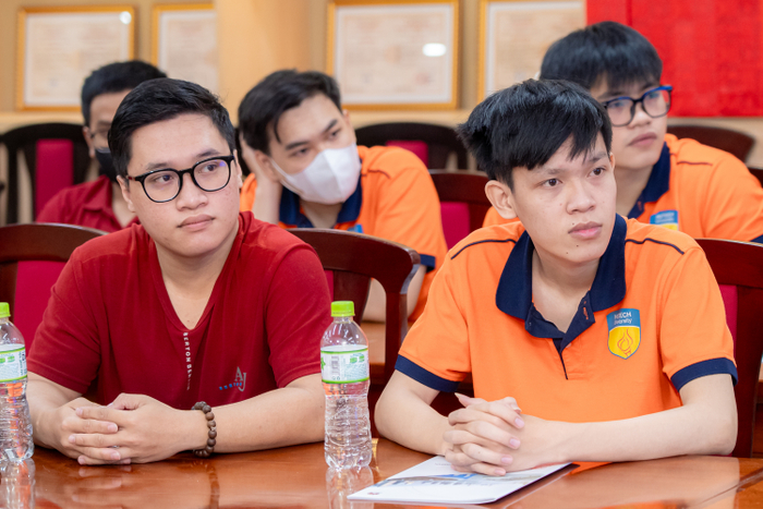 Sinh viên hiểu rõ thực tiễn hạ tầng xe điện qua những phần trình bày trực quan