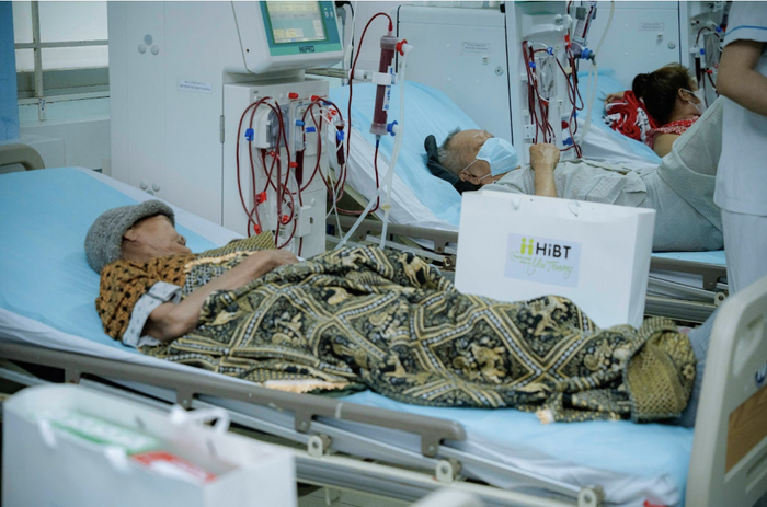 Những bệnh nhân nằm viện điều trị, mỗi ngày trôi qua đều đòi hỏi sự kiên trì về thể chất lẫn tinh thần.