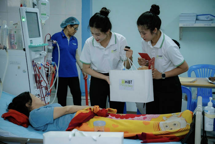 HiBT phối hợp với phía bệnh viện để đảm bảo trao quà trật tự, hiệu quả đến các bệnh nhân.