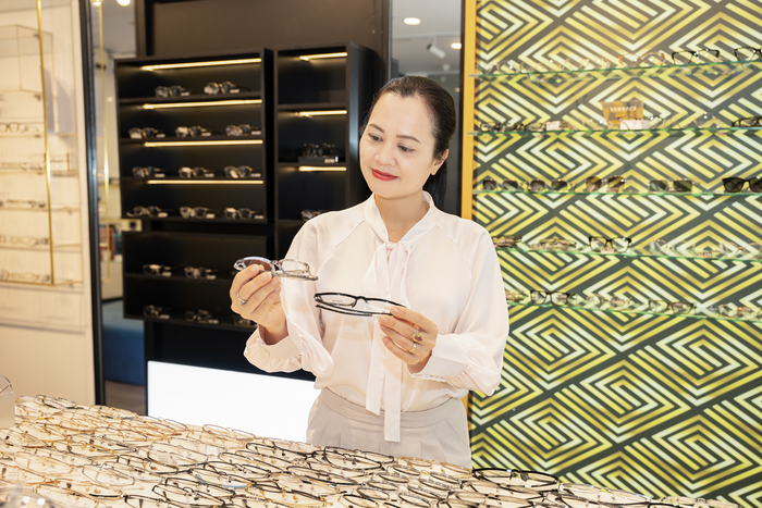 Khách hàng được thoải mái lựa chọn giữa không gian sang trọng bên trong showroom mắt kính Hải Triều