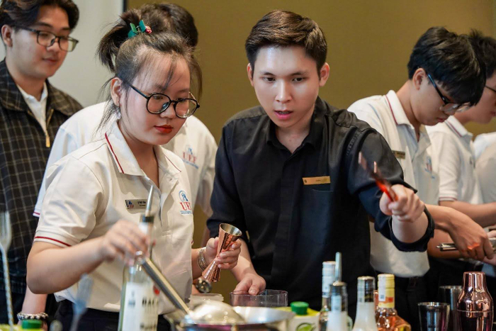 Xét học bổng sớm vào nhóm ngành du lịch của UEF để được học thực tiễn quốc tế Ảnh 3