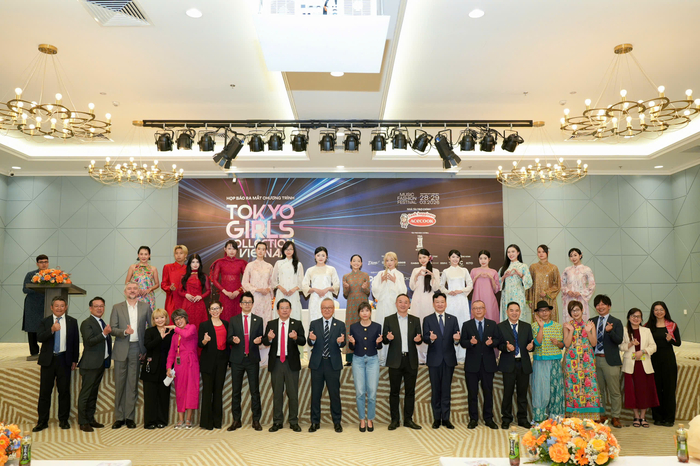 Hình chụp tập thể các khách mời tại sự kiện.