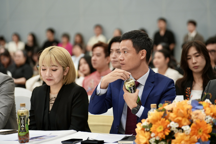 Đại diện Ban Tổ Chức (Từ trái sang: W TOKYO, Sojitz Vietnam)