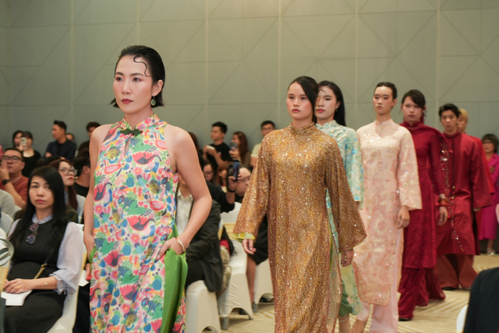 Phần ra mắt dàn người mẫu tham gia trình diễn thời trang