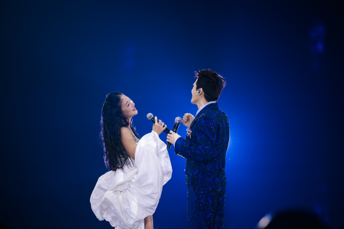 Quốc Thiên và Văn Mai Hương song ca trên sân khấu Di Sản Tâm Thức.