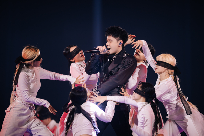 Sự xuất hiện của Quang Hùng MasterD như một cú “đánh thức” cảm xúc, khiến 5.000 khán giả như bùng nổ.