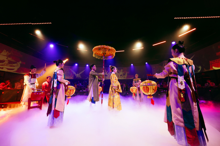 Mỗi tiết mục đều cố gắng tái hiện không khí và tinh thần của vùng văn hoá và thời đại một cách giàu cảm xúc và chiều sâu tinh thần.&nbsp;