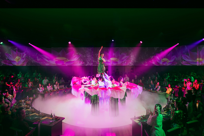 Tiết mục Liên Hoa Khởi Thuỷ tái hiện tinh thần không ngừng vươn lên từ gian khó của người Việt.